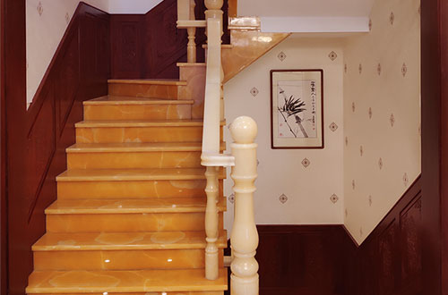 光山中式别墅室内汉白玉石楼梯的定制安装装饰效果